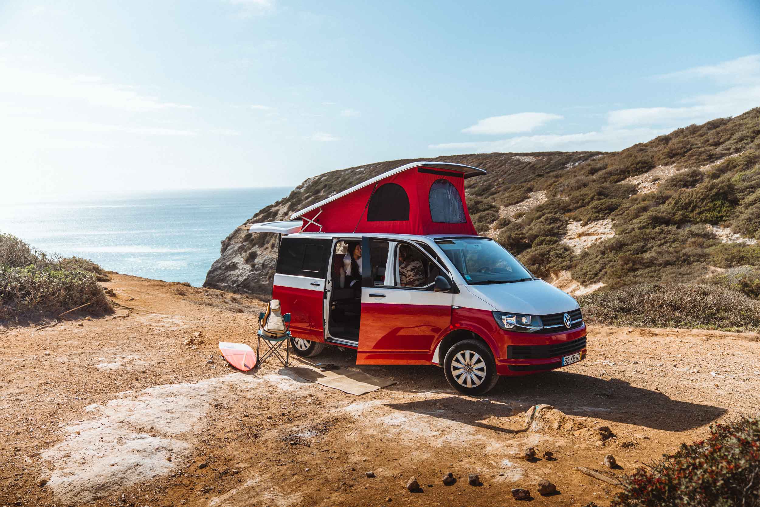 A VW T6 Siesta Beach é ideal para viagens de surf em Portugal.