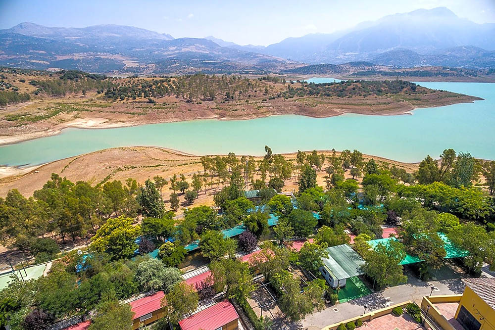 Camping La Viñuela - retiro sereno junto al lago cerca de Málaga