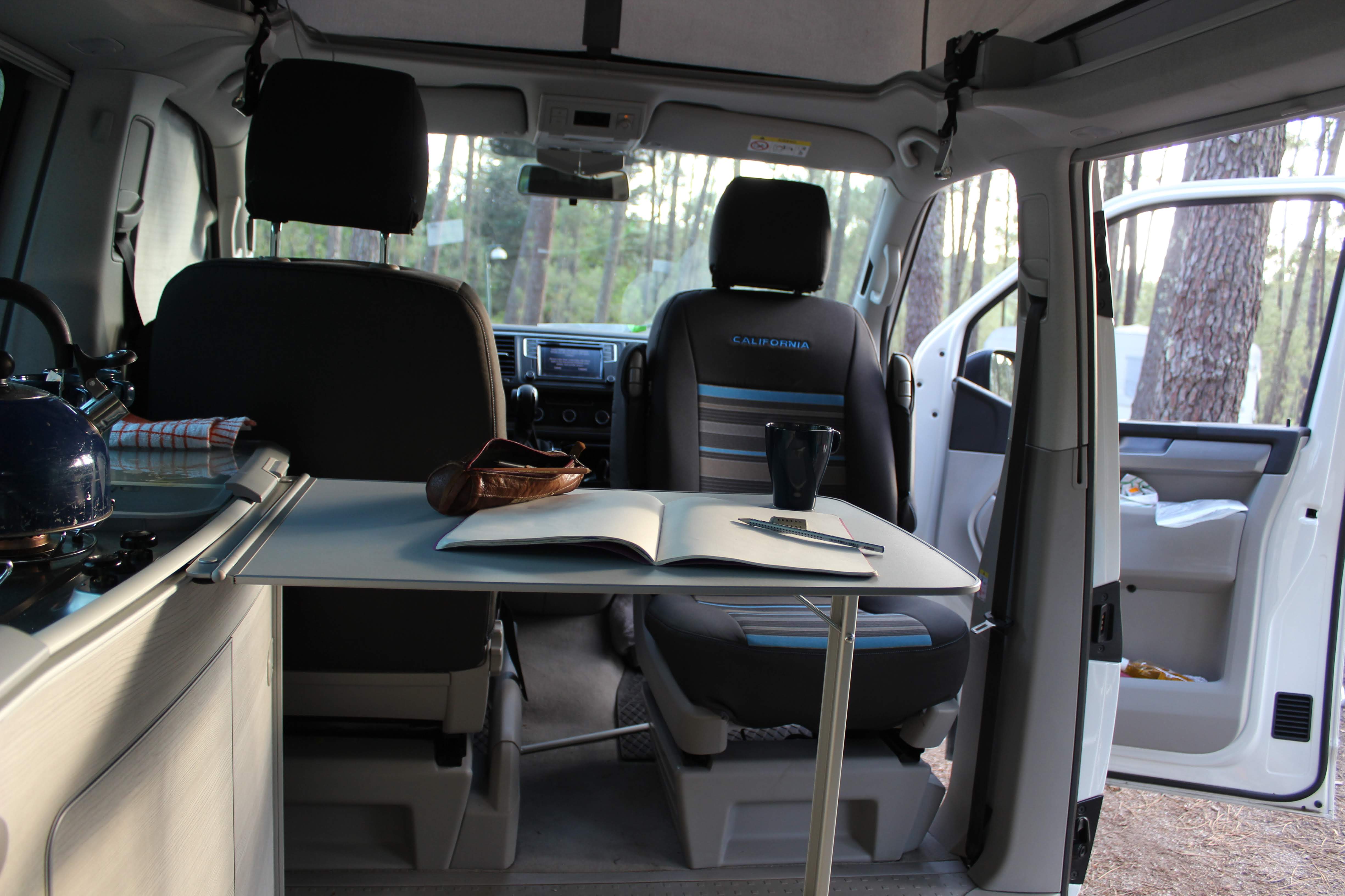 Exibiçao do interior da Volkswagen T6 California e a funcionalidade da cadeira giratória.