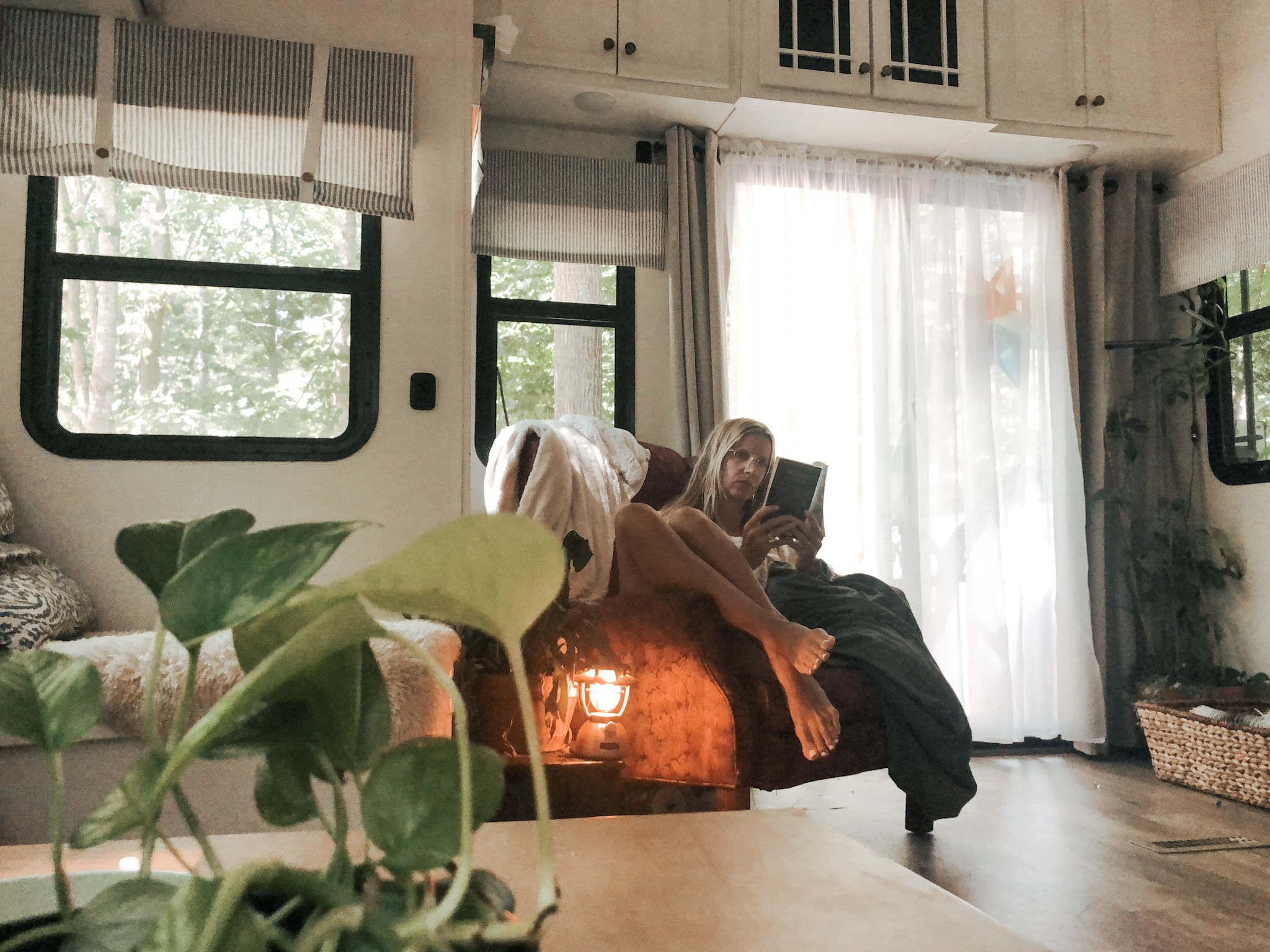The living room inside the JC & BÄRBEL BARRINGER family's 2018 KZ Durango Gold fifth wheel