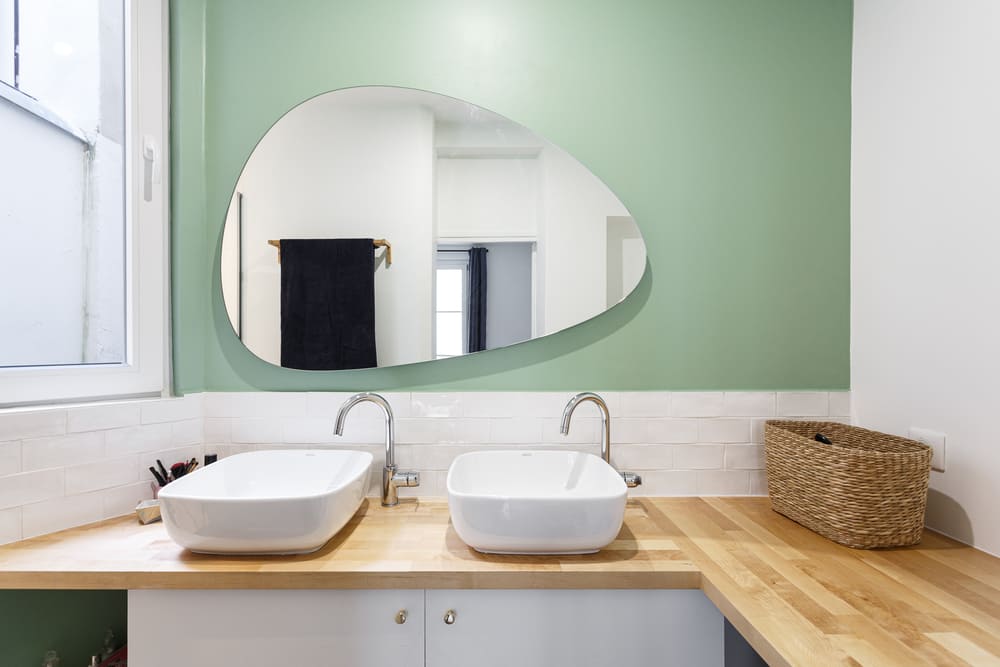 Salle de bain tendance double vasque pan de mur vert