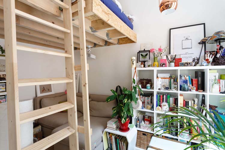 Coin canapé lit et lit mezzanine studio de 18 m² à Paris 18