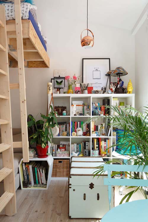 Bibliothèque décorée au côté du lit
