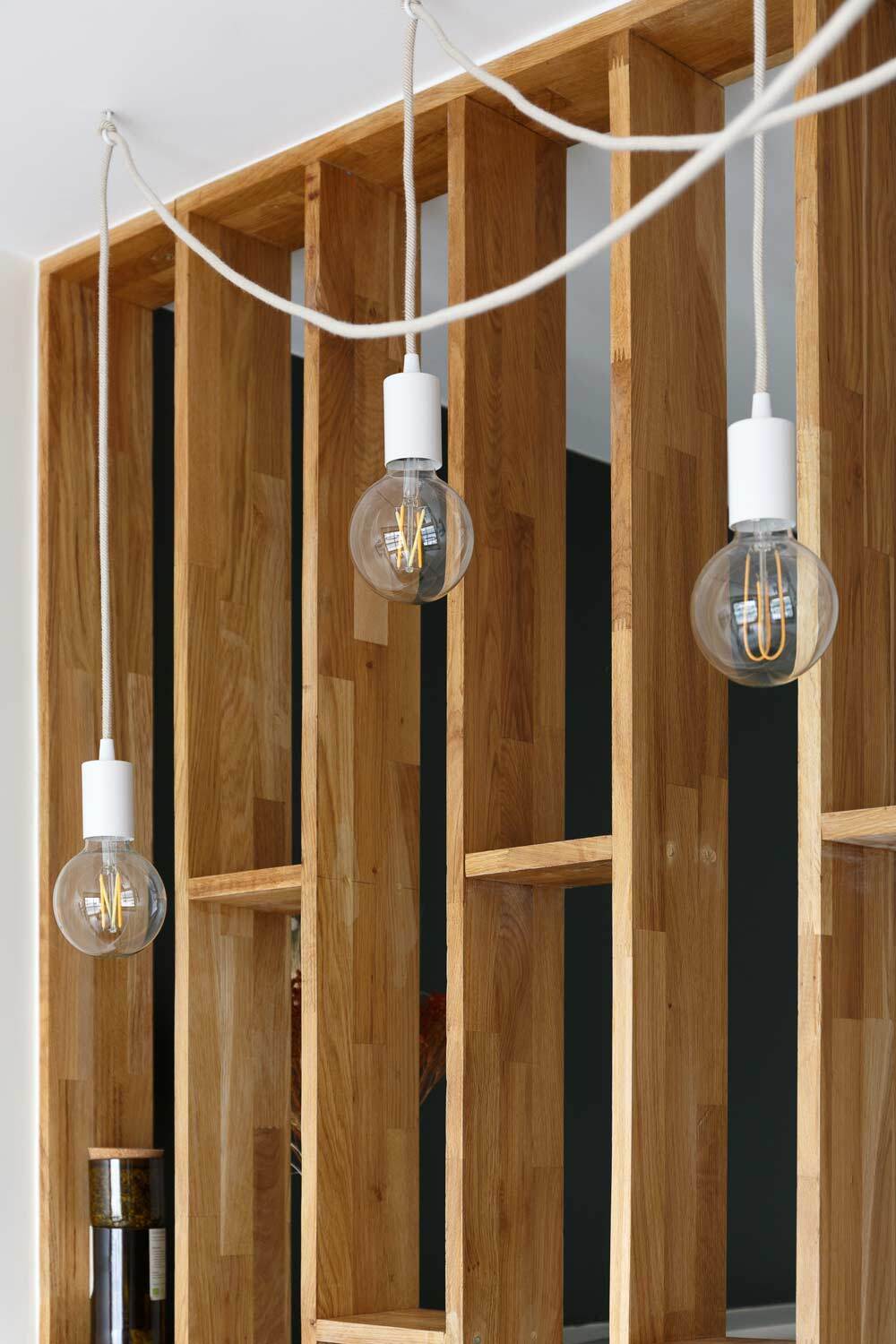 cloison bois et lampes
