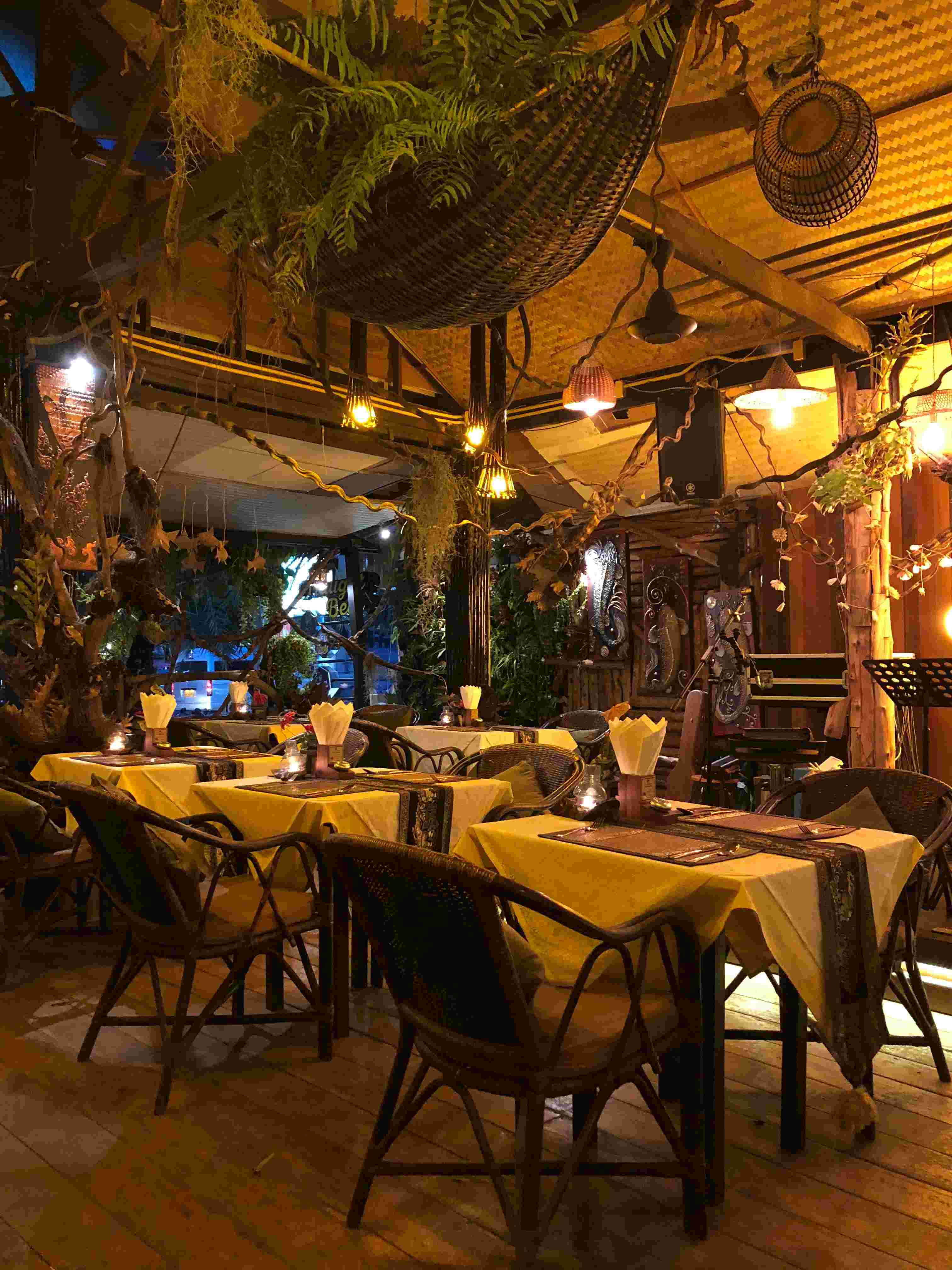 Bar-restaurant ambiance tamisée
