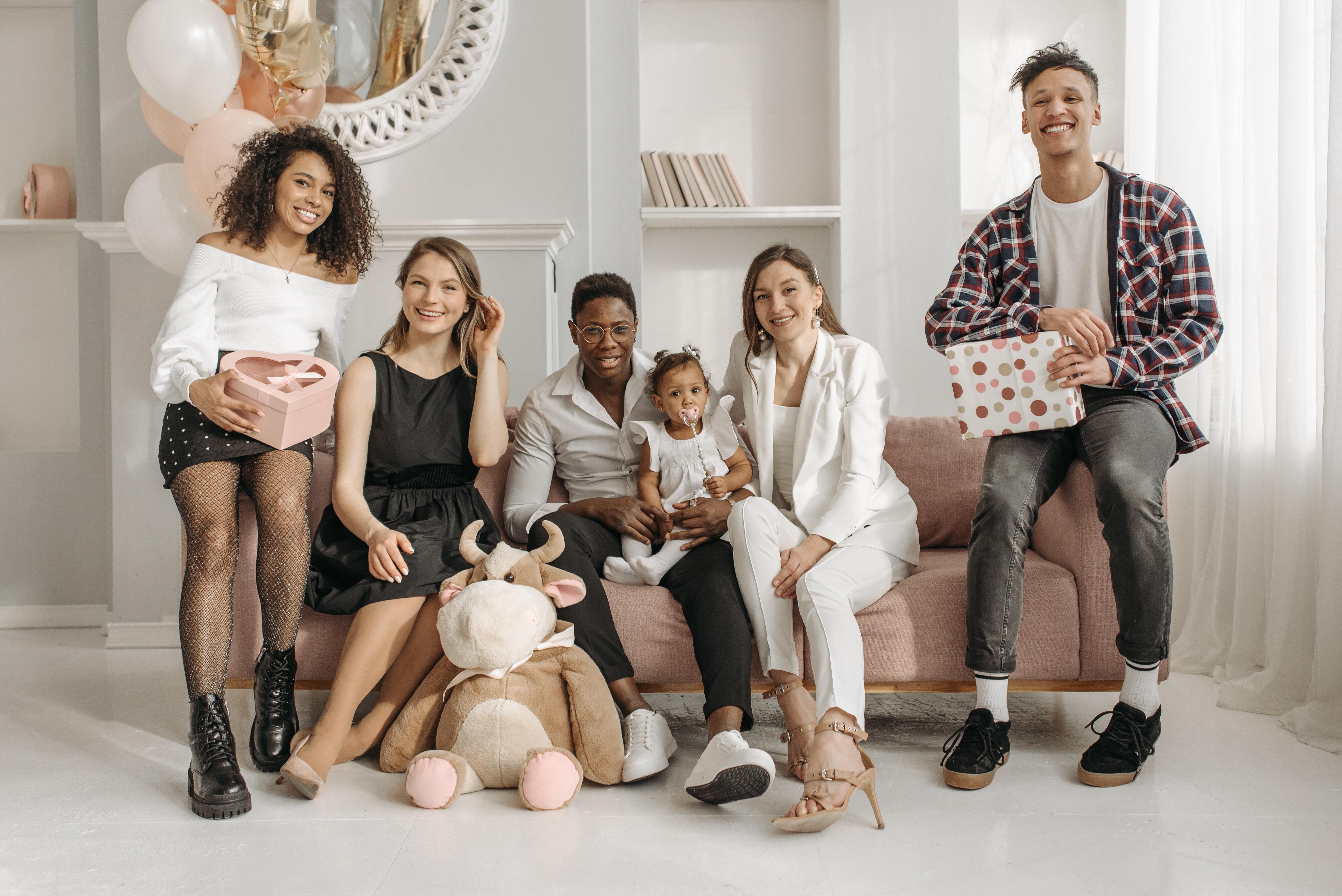 photographe famille sur un canapé