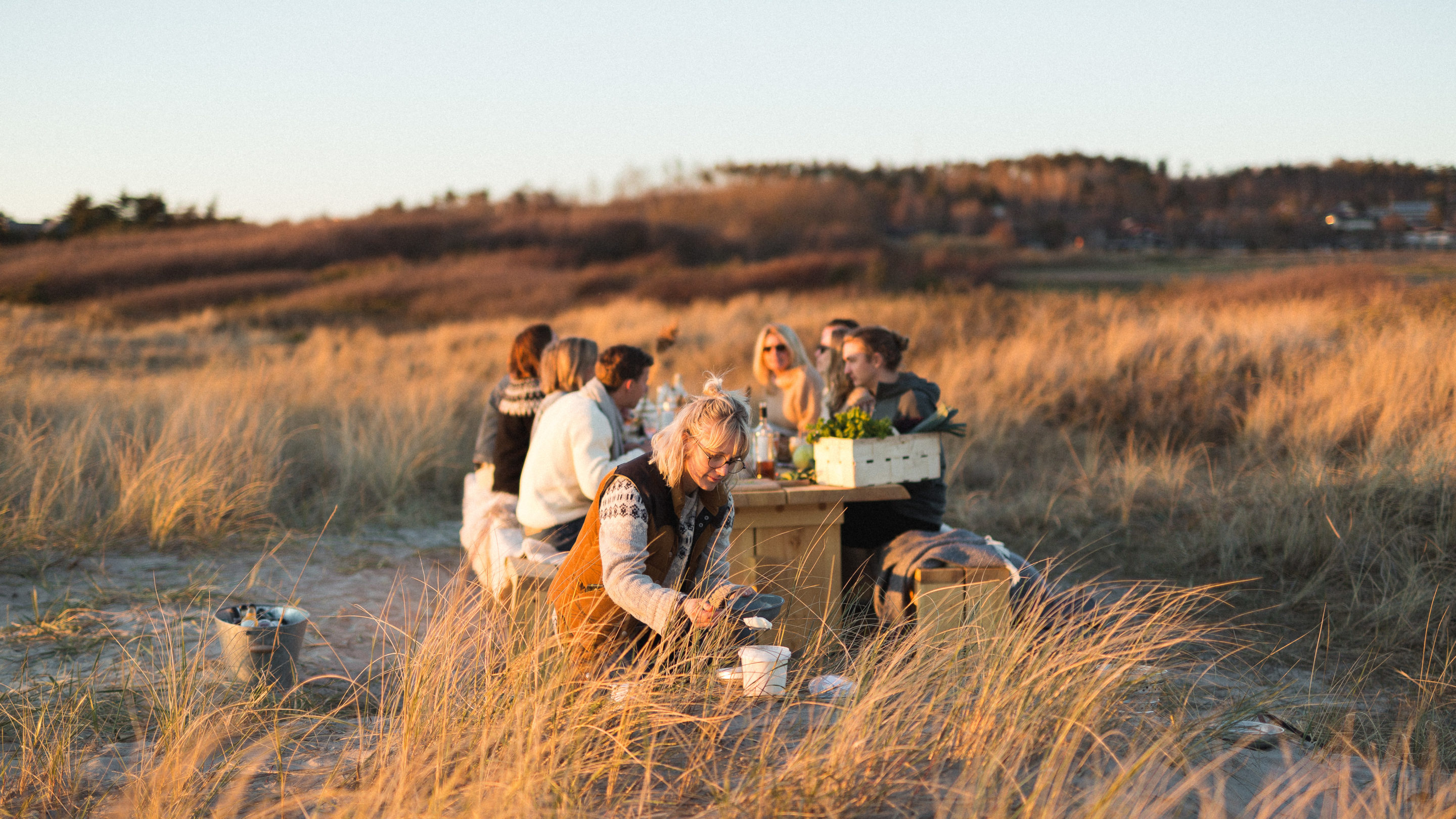 Lisa Lemke förbereder mat utomhus.