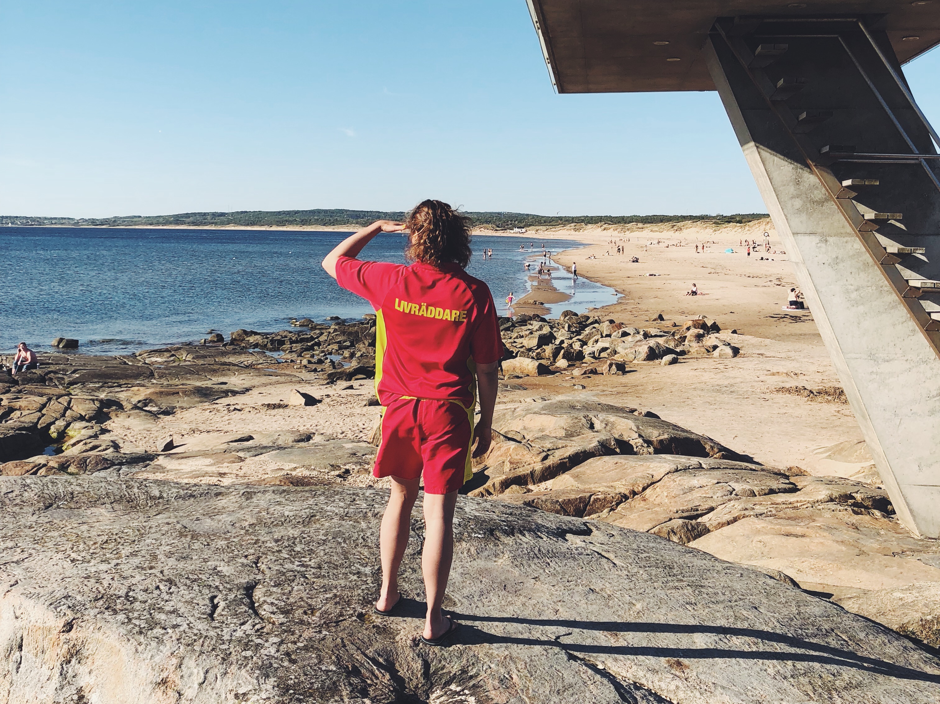 Livräddare som blickar ut över stranden i Tylösand.