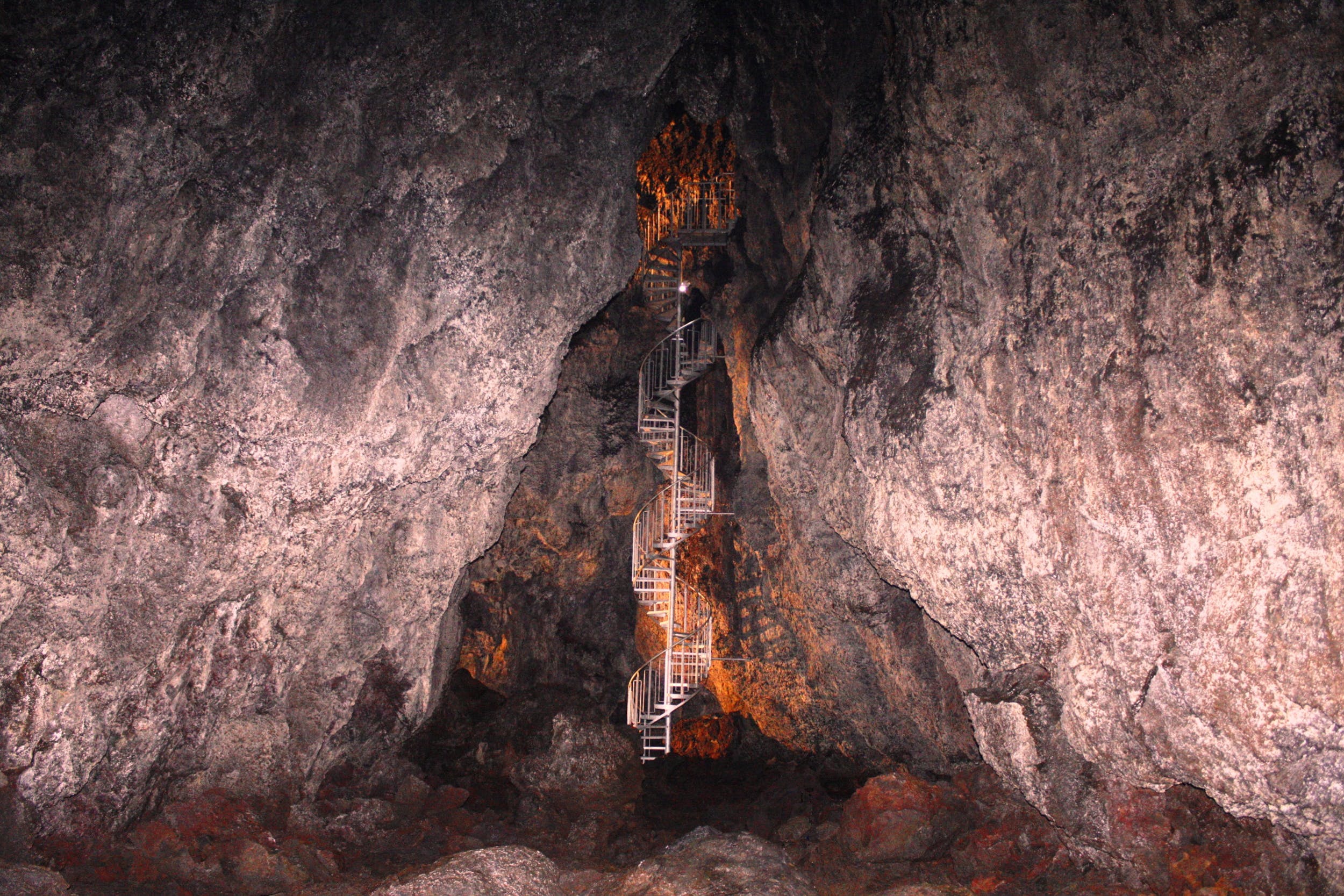 A round staircase leading 35 m below the surface in Vatnshellir cave