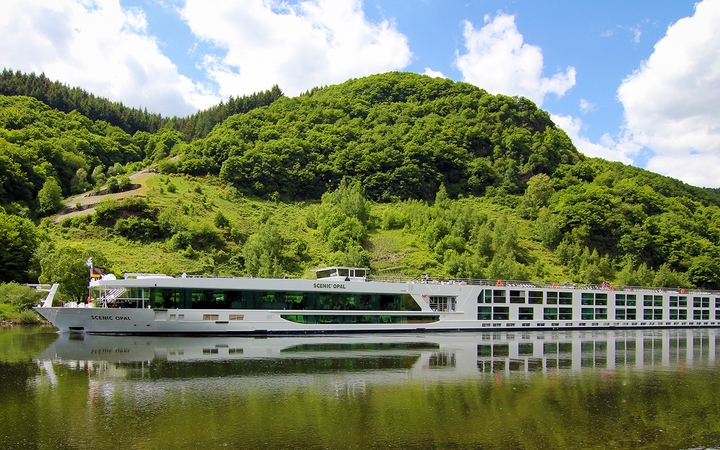 Kreuzfahrtschiff Scenic Opal während der Fahrt