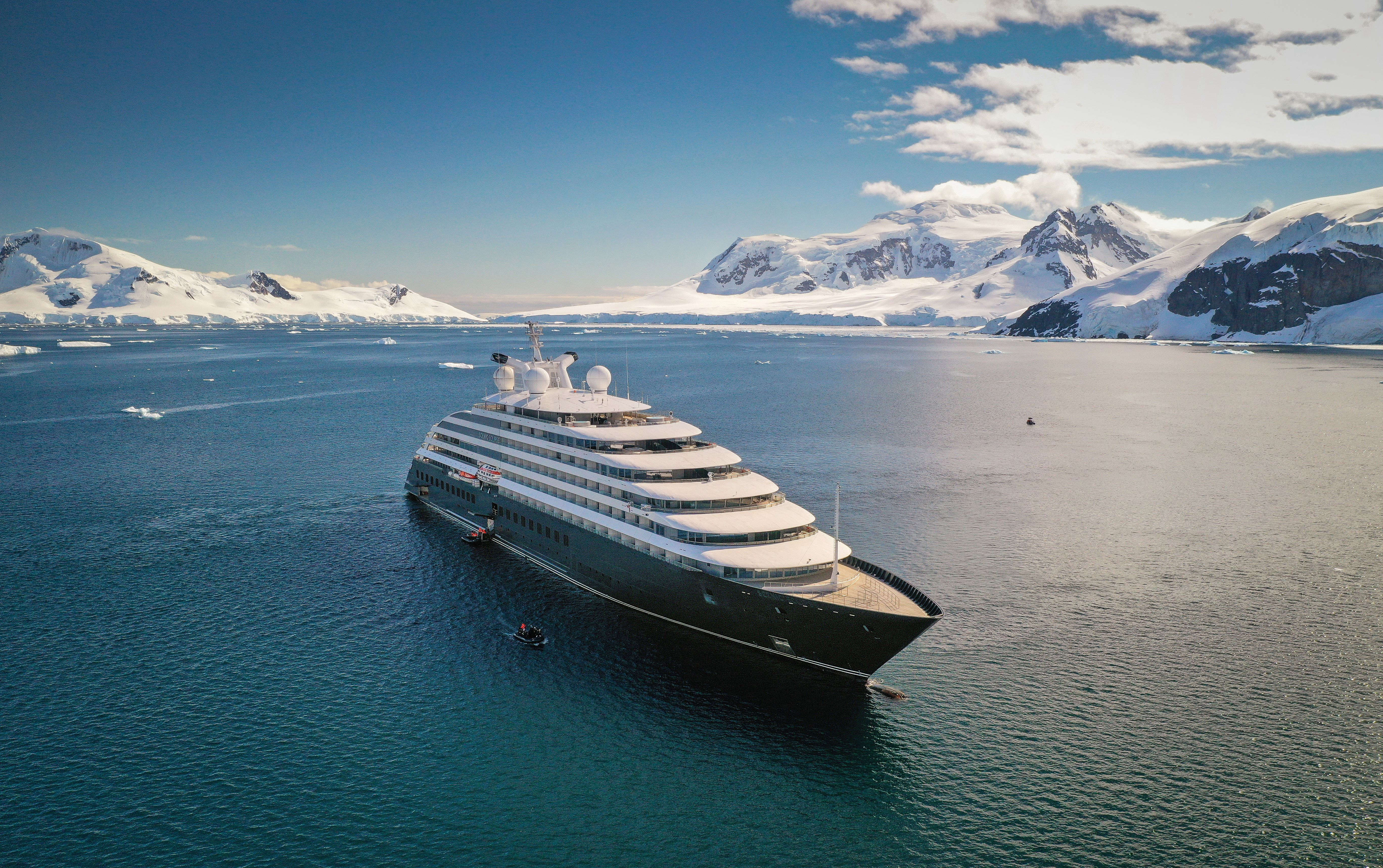 Kreuzfahrtschiff Scenic Eclipse II während der Fahrt