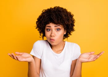mulher com expressão de dúvida