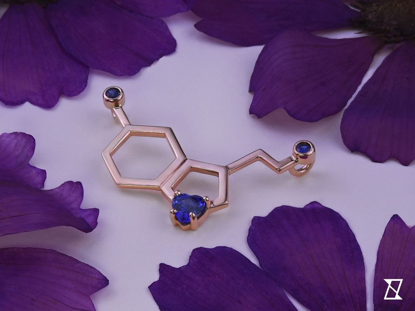 Ожерелье в виде молекулы из розового золота.